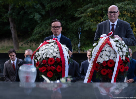 Spotkania z polską społecznością i przekazanie podręczników — drugi dzień wizyty Piotra Zgorzelskiego w Wilnie